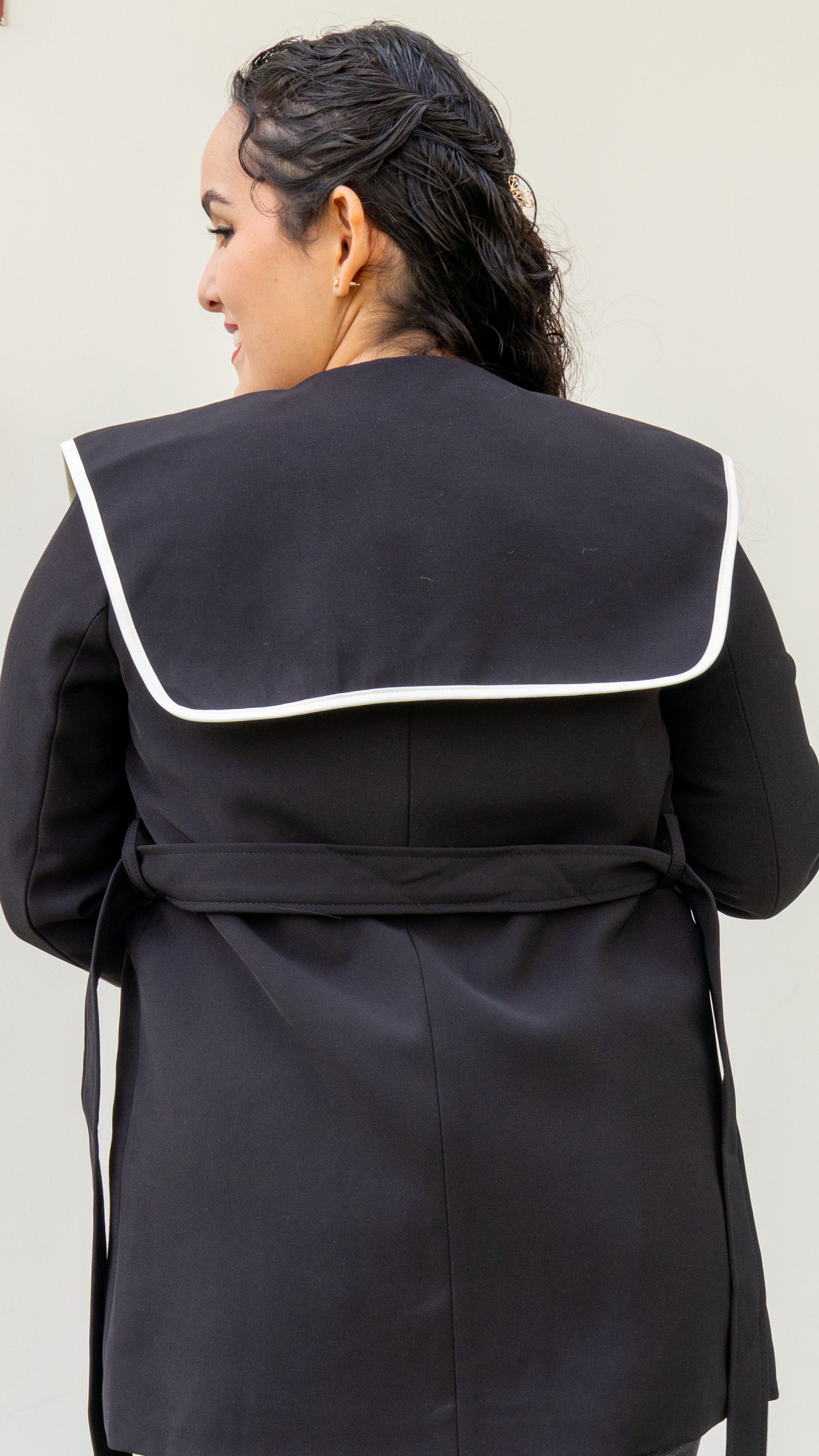 Gabardina negra corazones